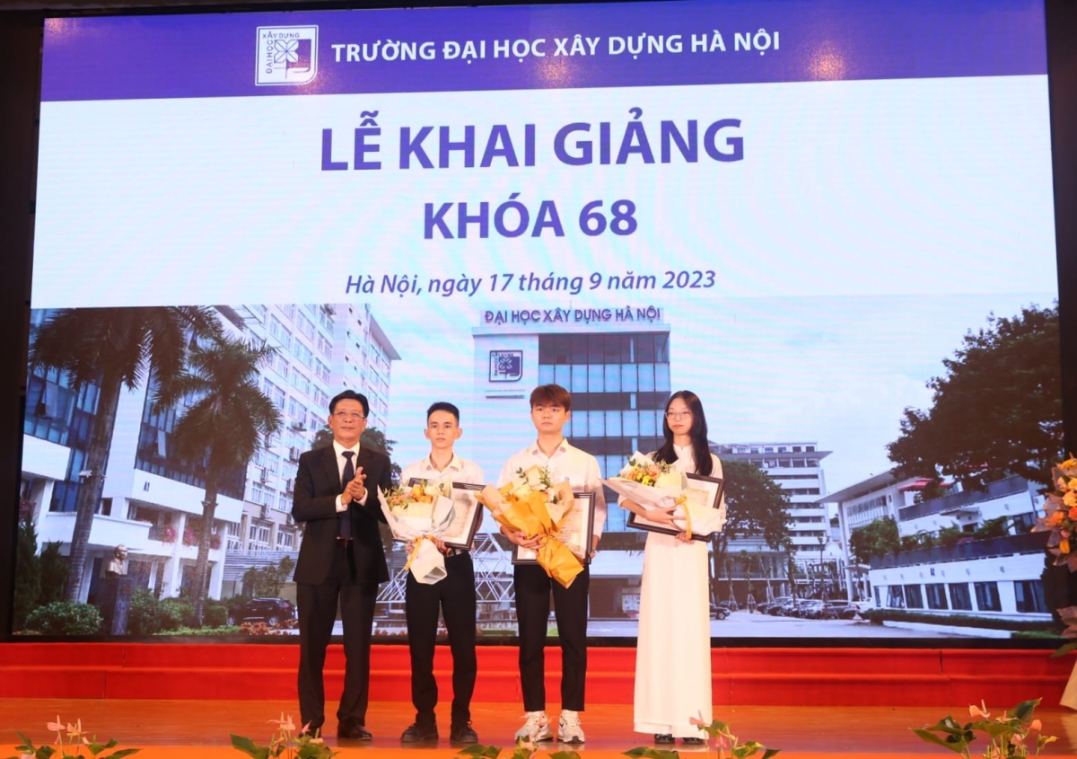 PGS.TS Phạm Duy Hòa, Bí thư Đảng ủy, Hiệu trưởng  Trường ĐH Xây dựng  Hà Nội tặng hoa chúc mừng các em sinh viên thủ khoa  K68 
