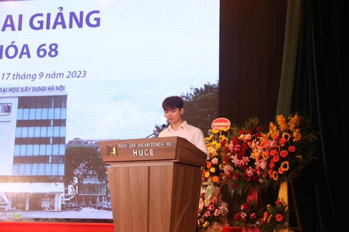 Nguyễn Thái Hòa, thủ khoa Khoa xây dựng dân dụng và công nghiệp thay mặt cho các tân sinh viên K68 phát biểu 