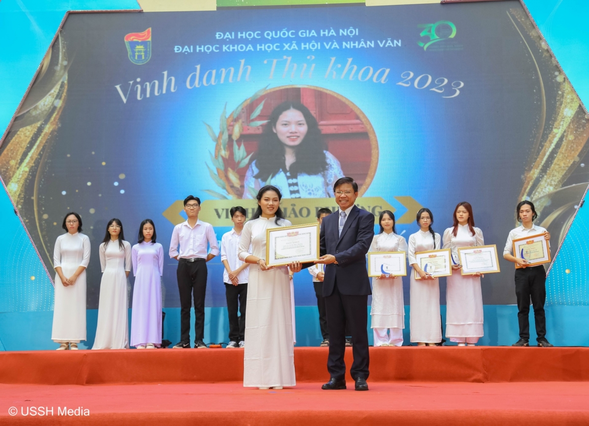Tân thủ khoa K68 Vi Thị Thảo Phương - khoa Khoa học quản lý nhận Giấy khen từ thầy Hiệu trưởng Hoàng Anh Tuấn
