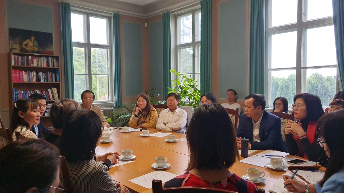 Thứ trưởng Bộ GD-ĐT Phạm Ngọc Thưởng chủ trì buổi làm việc với kiều bào