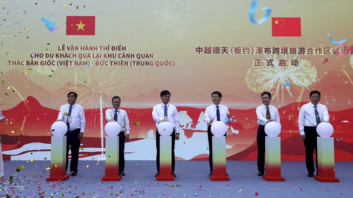 Nhấn nút khai trương vận hành thí điểm cho du khách qua lại Khu cảnh quan Thác Bản Giốc (Việt Nam) - Đức Thiên (Trung Quốc) từ ngày 15/9/2023. Ảnh: BTC
