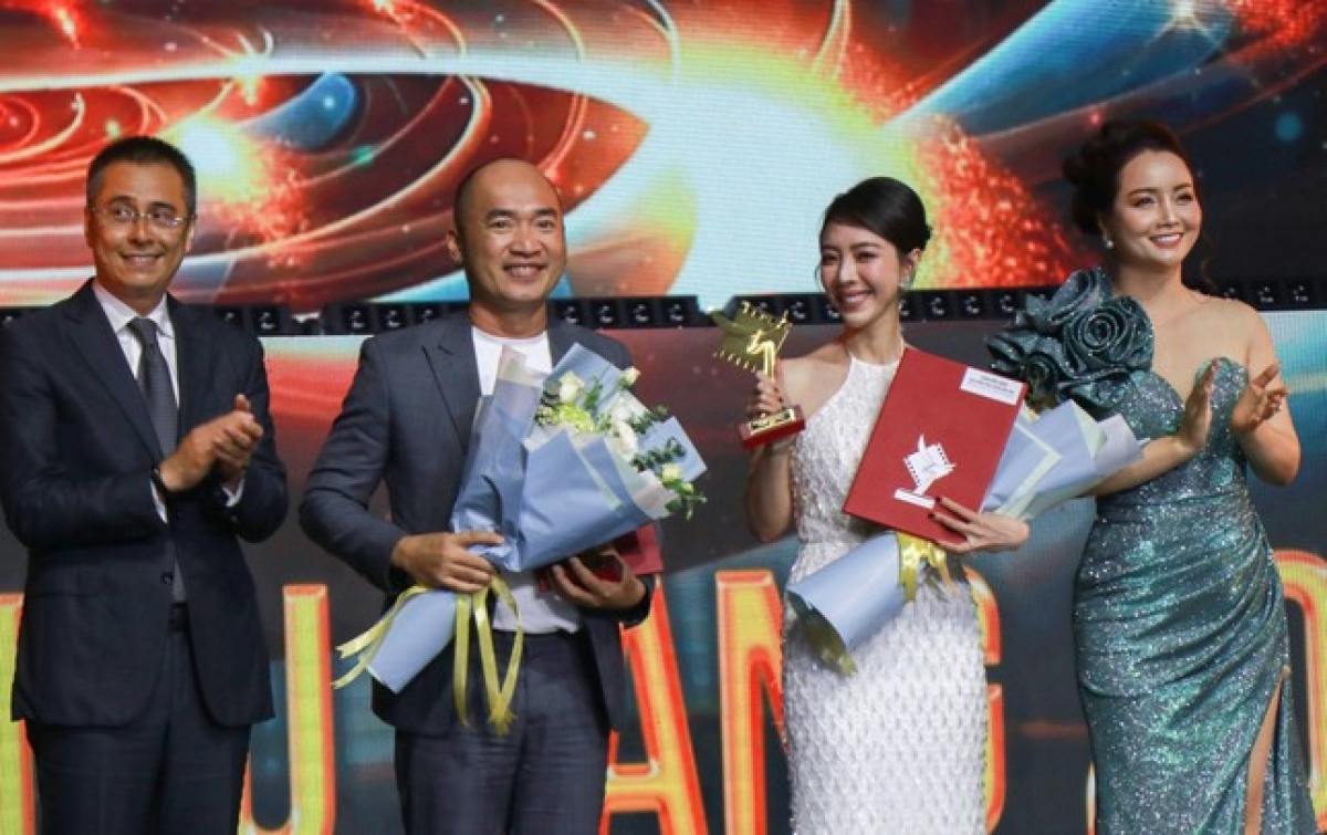Với hạng mục quan trọng 'Nam - Nữ chính xuất sắc điện ảnh', cặp đôi Thái Hòa - Thu Trang với phim 'Con Nhót mót chồng' bất ngờ vượt mặt nhiều đối thủ nặng ký để dành chiến thắng. Do bận việc cá nhân, Thái Hòa vắng mặt nên vợ chồng Thu Trang - Tiến Luật thay mặt nhận giải. Cặp đôi bày tỏ xúc động và gửi lời cám ơn ê-kíp, khán giả