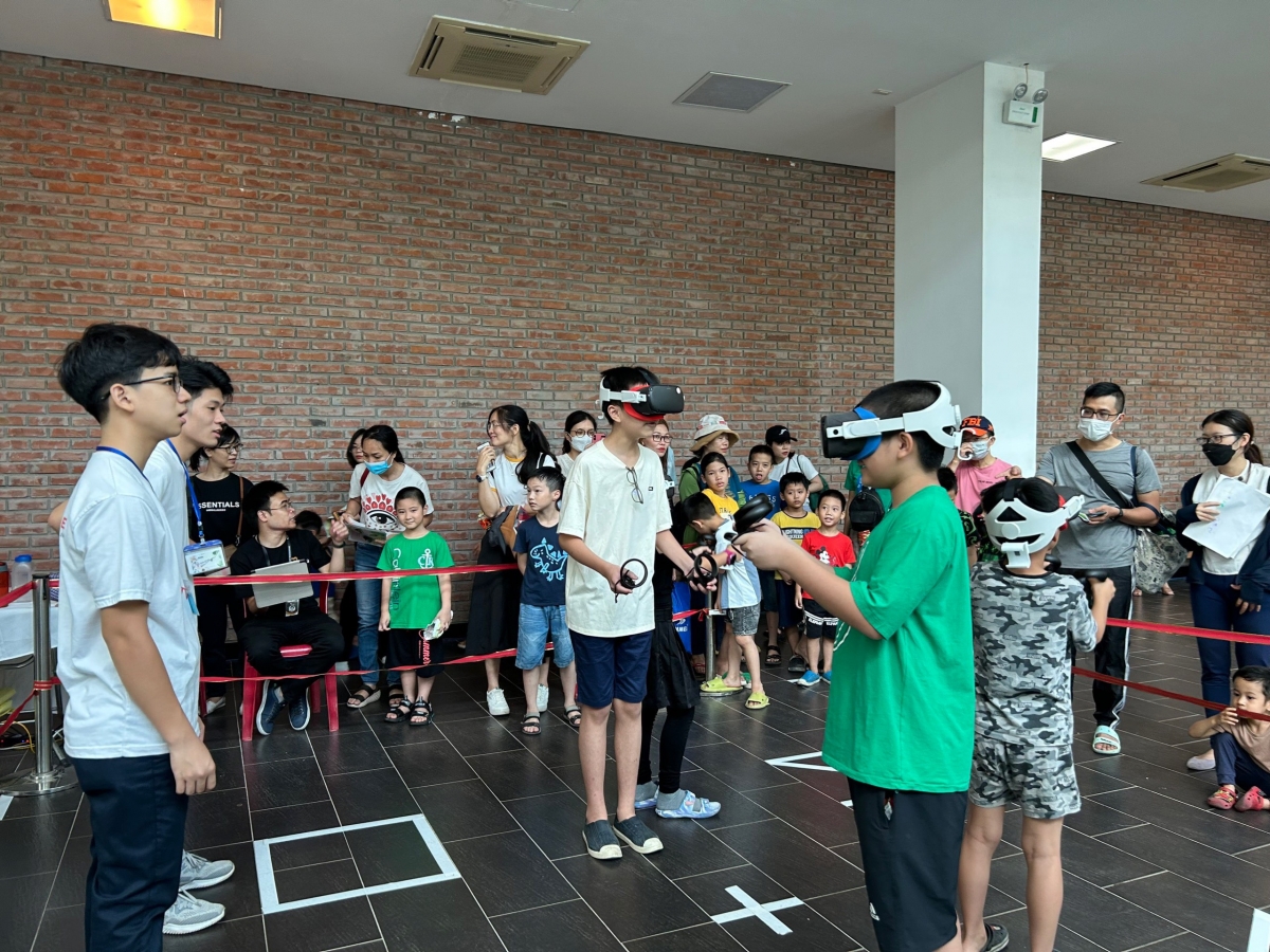Trải nghiệm VR tour xuyên không. Ảnh: BTDTHVN