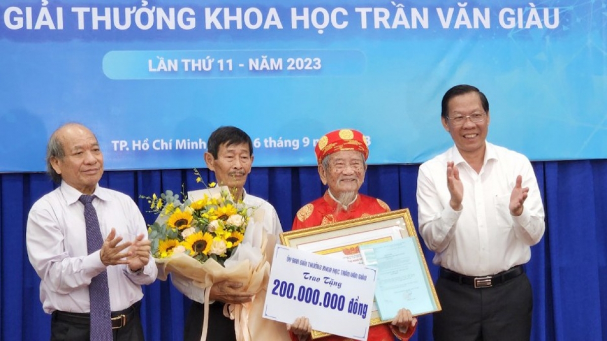 Nhà nghiên cứu Nguyễn Đình Tư (áo đỏ) nhận giải thưởng