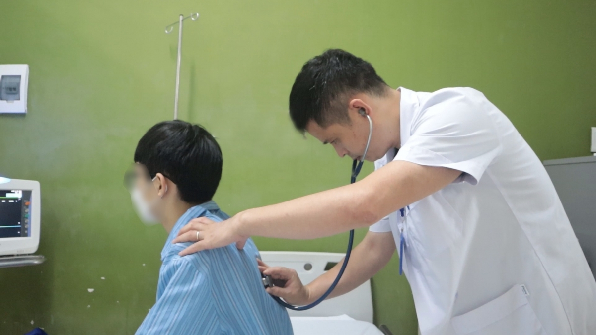 Bác sĩ khám cho bệnh nhi bị tim bẩm sinh tứ chứng fallot đã được phẫu thuật