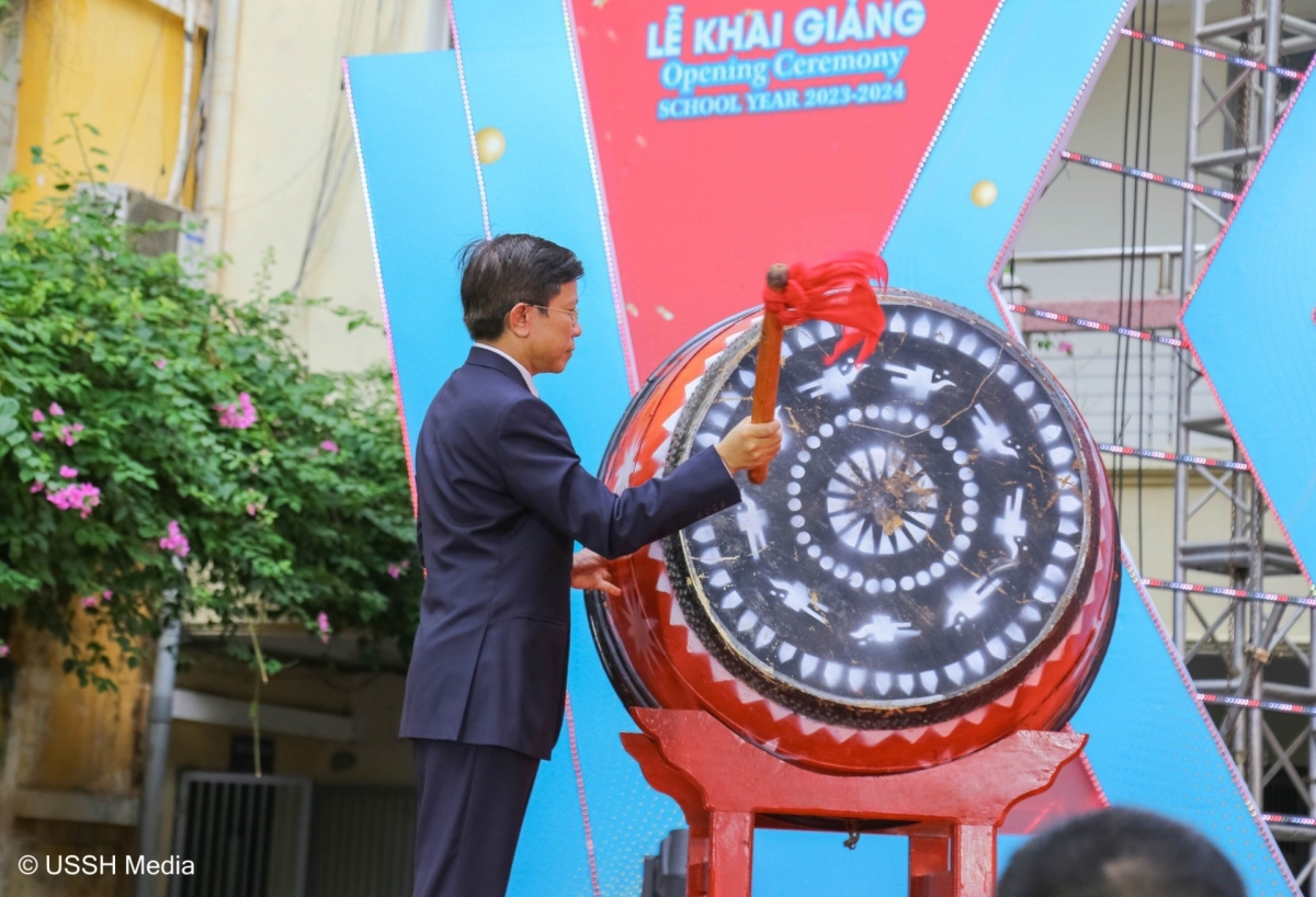 Tiếng trống trường đã gióng lên hào sảng, rộn rã chào đón năm học 2023 - 2024 với khát vọng đổi mới, sáng tạo và phát triển bền vững của toàn thể sinh viên, học viên, cán bộ, giảng viên của Trường ĐH KHXH&NV, ĐHQGHN.