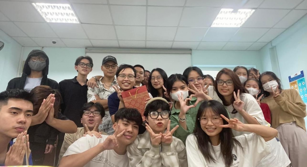 Thầy Tuấn Anh Dino tạo dáng teen cùng lớp học viên trẻ.