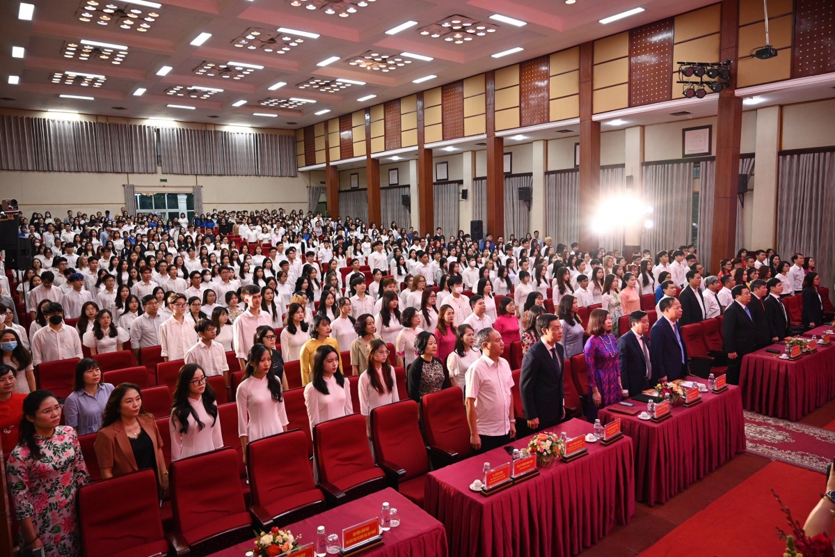 Các đại biểu dành một phút tưởng niệm các nạn nhân gặp tai nạn trong vụ cháy chung cư mini ở Hà Nội, trong đó có tân sinh viên K43 của Học viện Báo chí và Tuyên truyền.