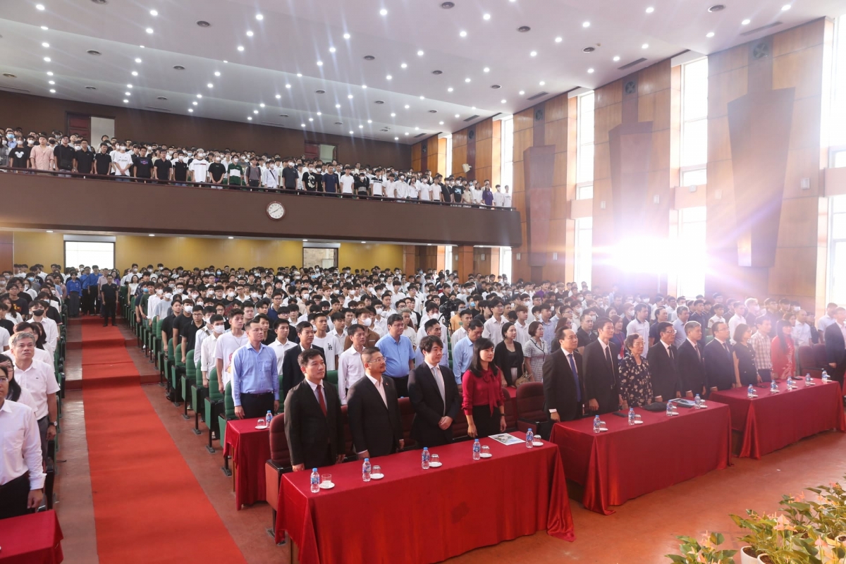 Thầy trò Trường ĐH Xây dựng Hà Nội dành 1 phút mặc niệm tưởng nhớ các nạn nhân xấu số trong vụ cháy chung cư mini ở hà Nội và lũ quét ở Lào Cai 