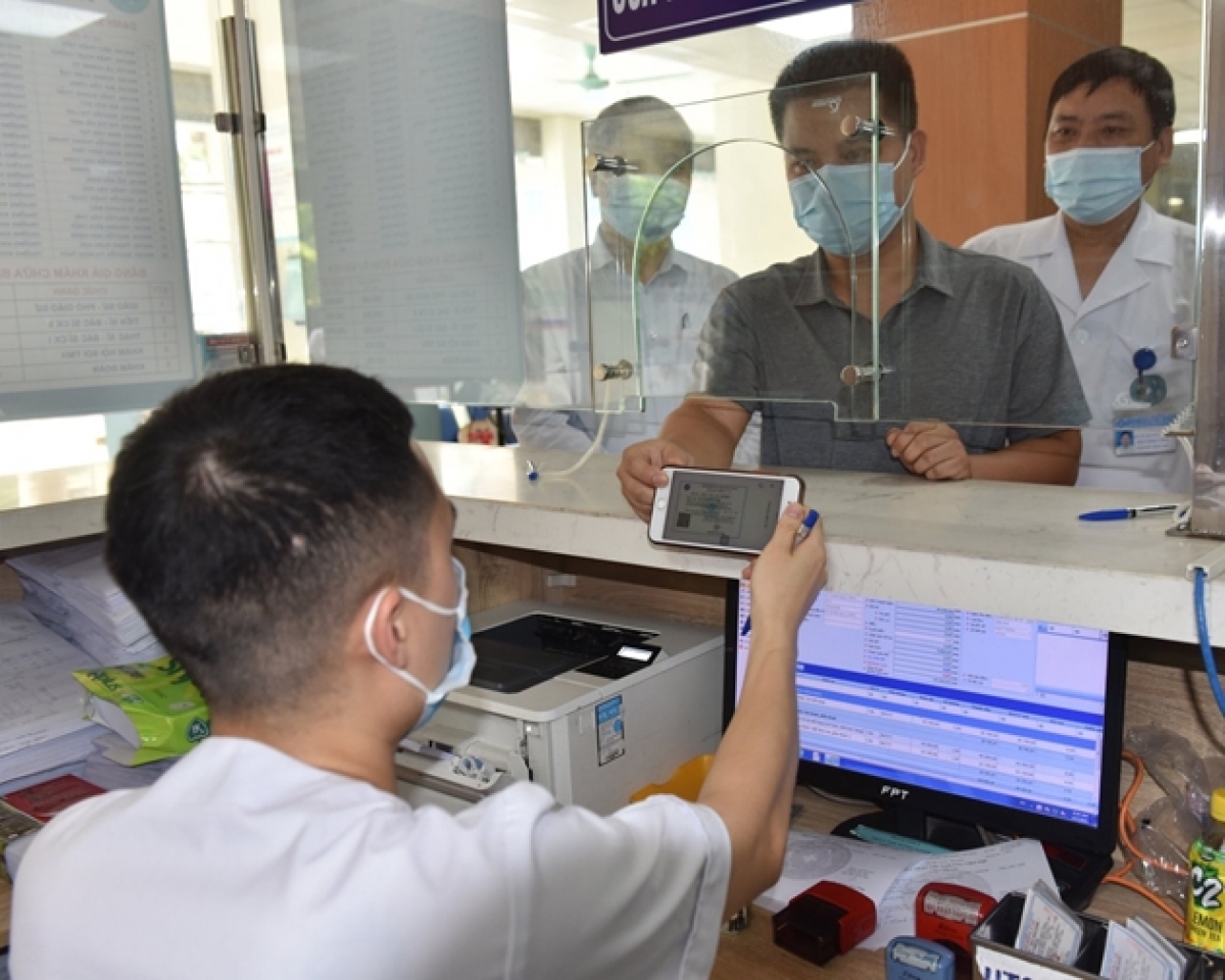 Người tham gia BHYT được hưởng nhiều tiện ích khi sử dụng hình ảnh thẻ BHYT trên ứng dụng VssID để khám chữa bệnh. (Ảnh minh hoạ)