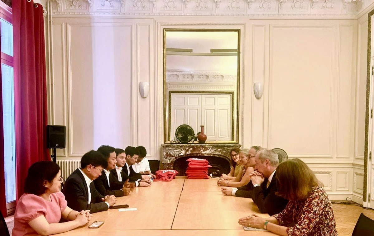 Giám đốc Nicolas Fiévé tiếp Giám đốc Lê Quân và đoàn công tác ĐHQGHN tại trụ sở chính của EFEO ở Paris, Cộng hòa Pháp