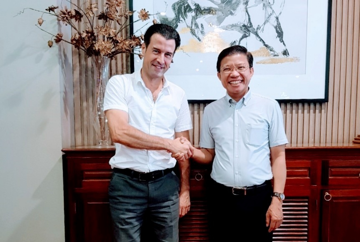 Giáo sư Pierre Journoud (Đại học Montpellier, Pháp) chủ trì nhiều chương trình hợp tác khoa học và đào tạo với Trường ĐH KHXHNV (ĐHQGHN) hơn một thập kỷ qua vui mừng chào đón GS.TS Hoàng Anh Tuấn - Hiệu trưởng Trường ĐH KHXHNV