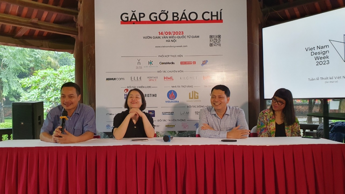 Ban tổ chức chia sẻ thông tin về chương trình VietNam Design Week 2023 trong buổi họp báo sáng 14/9/2023. Ảnh: BTC