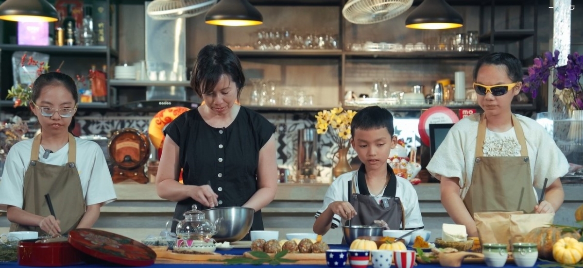3 em nhỏ khiếm thị hào hứng khi được vua đầu bếp hướng dẫn (Ảnh cắt từ clip)