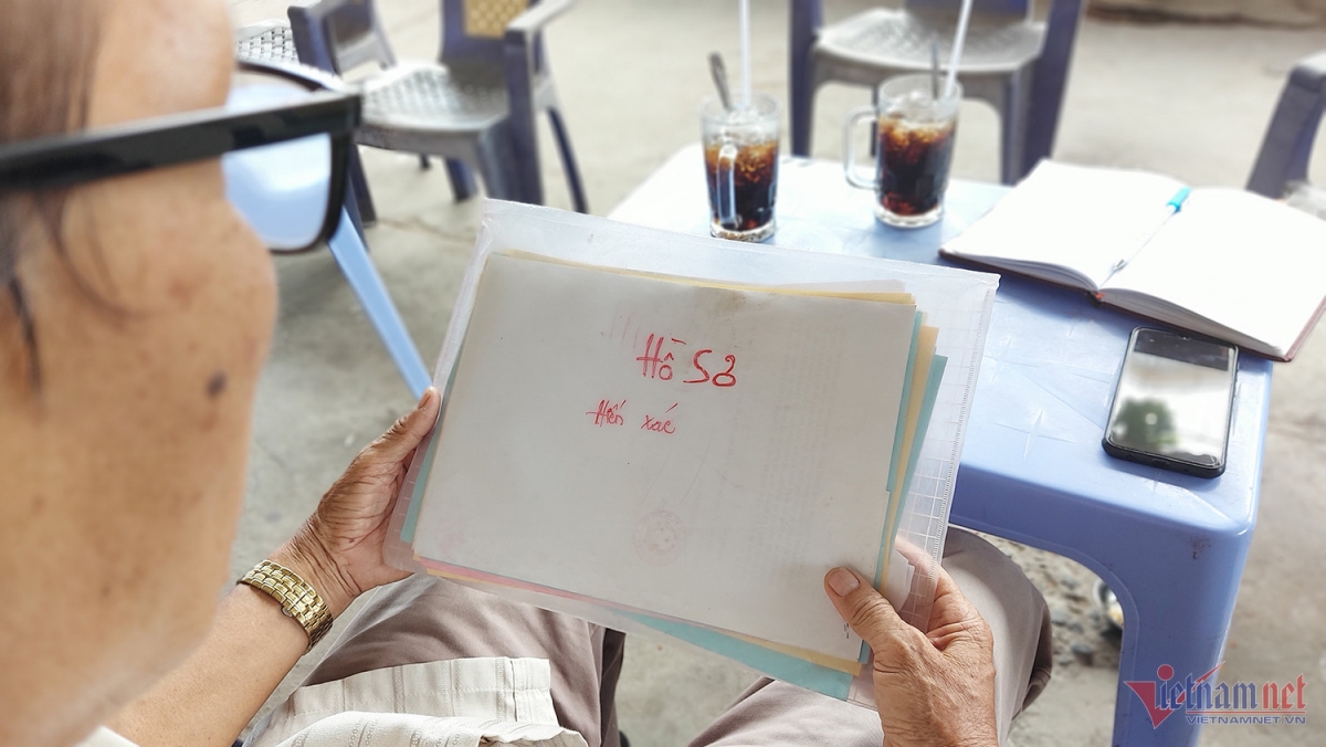 Tập "Hồ sơ hiến xác" dày cộm ngả màu theo năm tháng.