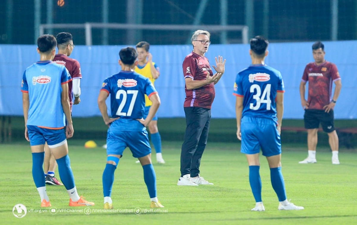 Tháng 10 đầy thử thách thú vị đang chờ HLV Troussier (Ảnh: VFF)