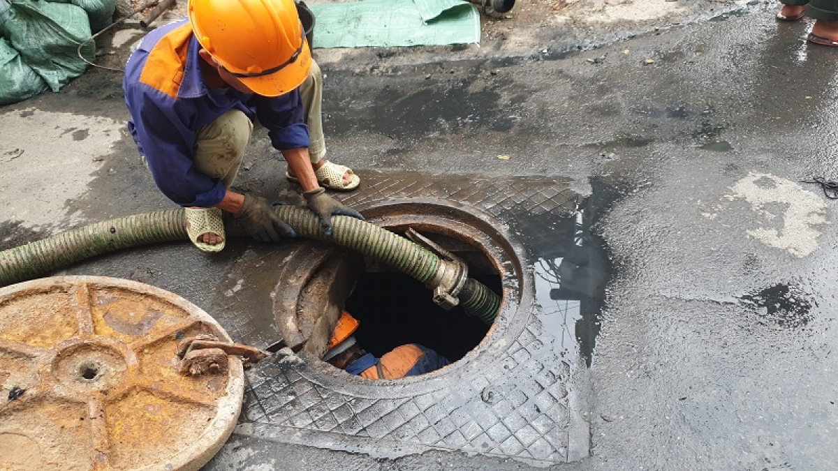 Vất vả nhất trong những ngày qua là đội ngũ công nhân thoát nước