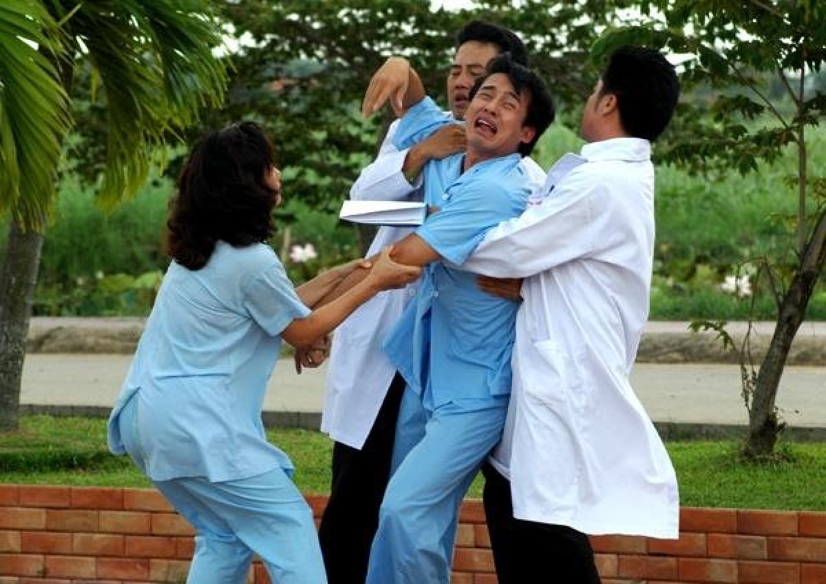 Mỗi khi bệnh nhân lên cơn kích động - các y bác sĩ luôn phải đối diện với các hành vi nguy hiểm
( Ảnh KT)