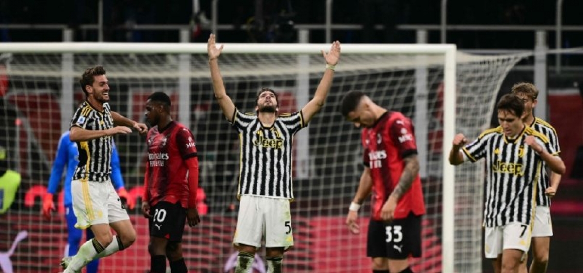 Manuel Locatelli (số 5) ghi một trong những bàn thắng đẹp nhất kể từ đầu giải