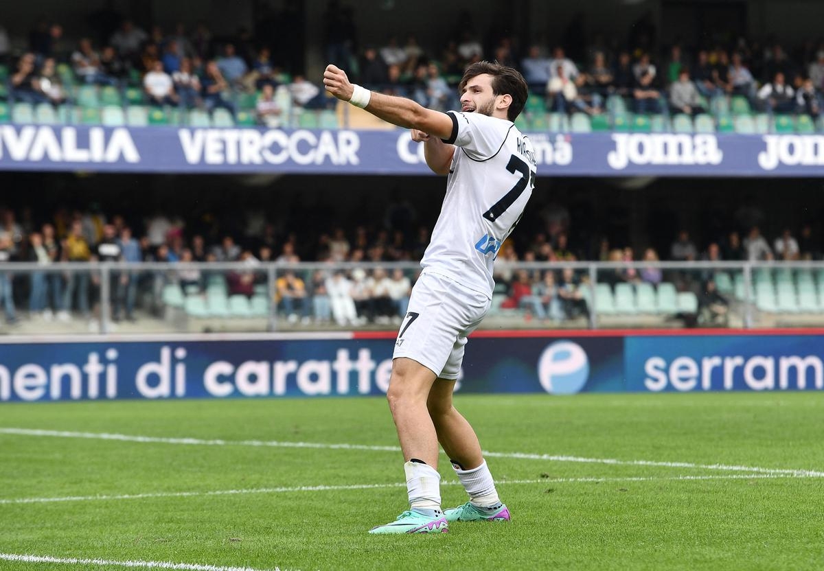 Khvicha Kvaratskhelia lập cú đúp trong trận Napoli thắng cách biệt Verona