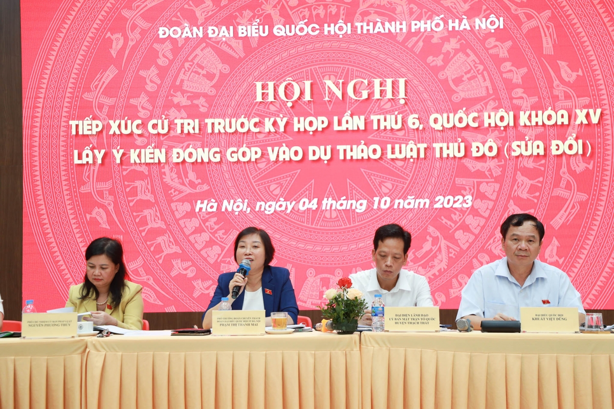 Phó Trưởng đoàn chuyên trách Đoàn đại biểu Quốc hội TP. Hà Nội Phạm Thị Thanh Mai( người thứ hai từ trái sang ) và các ĐBQH chủ trì hội nghị