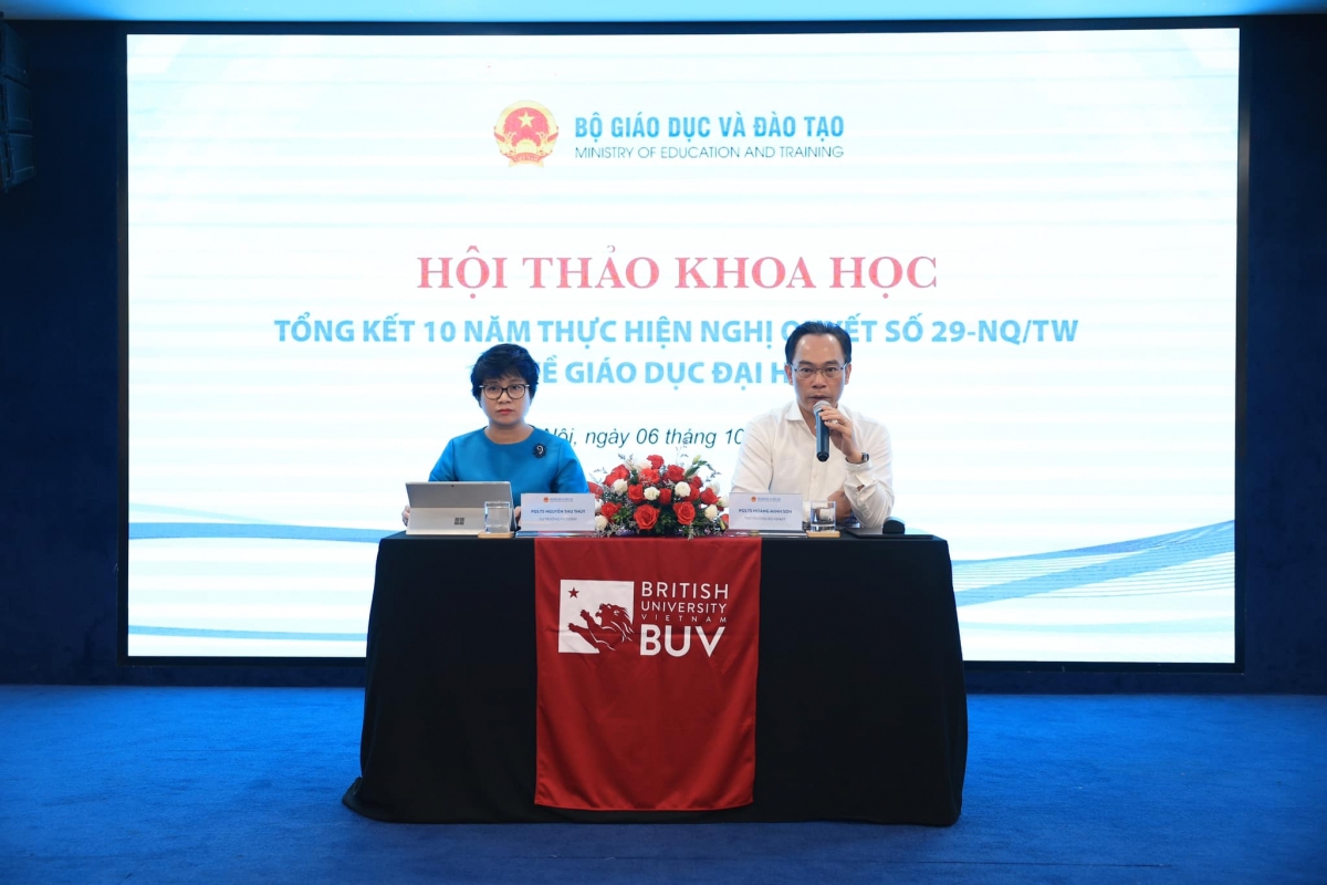 Thứ trưởng Bộ GD-ĐT Hoàng Minh Sơn và Vụ trưởng Vụ Giáo dục ĐH Nguyễn Thu Thủy tại Hội thảo Khoa học Tổng kết 10 năm thực hiện Nghị quyết 29 về giáo dục đại học