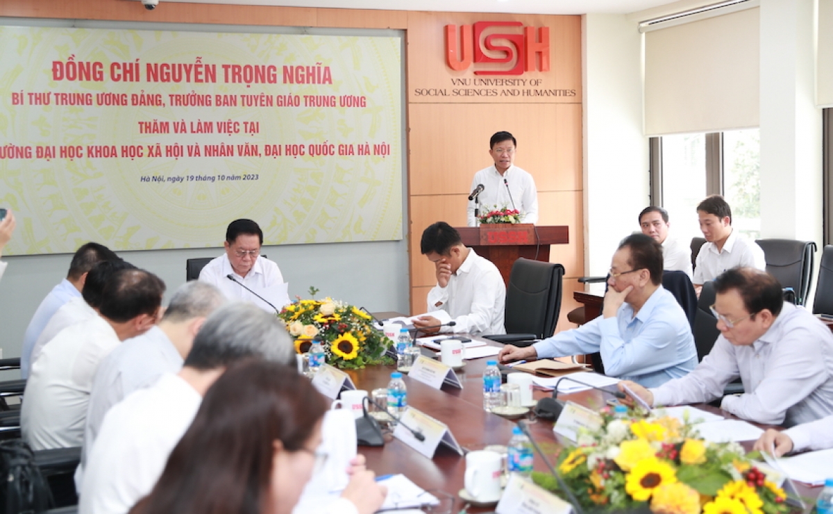 GS.TS Hoàng Anh Tuấn - Hiệu trưởng Trường Đại học KHXH&NV báo cáo tại buổi làm việc