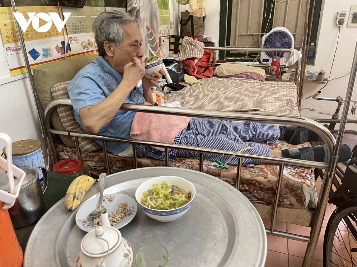 Nếu không thể xuống nhà ăn, thương binh, bệnh binh sẽ được phục vụ chu đáo tại phòng nghỉ