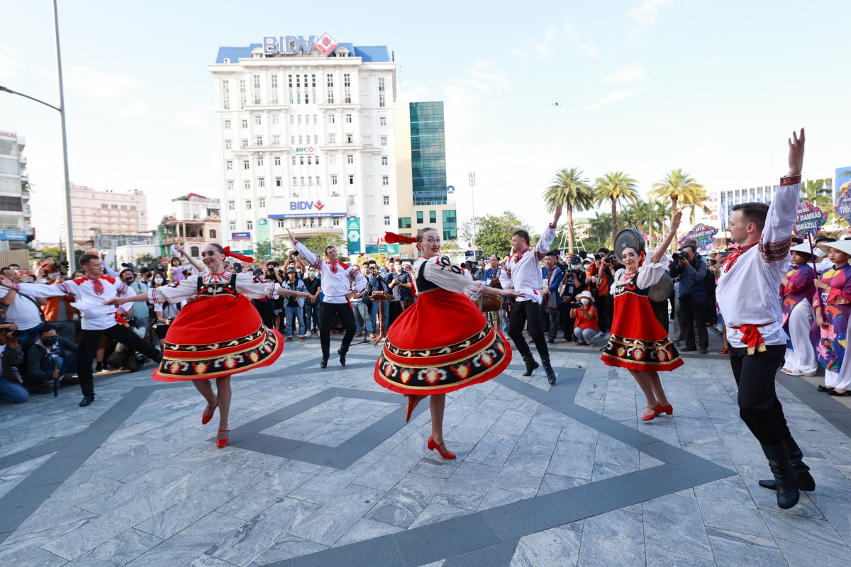 Fesstival Huế với nhiều sự kiện, hoạt động có sự tham gia của các đoàn nghệ thuật quốc tế đã thu hút đông đảo người dân và du khách