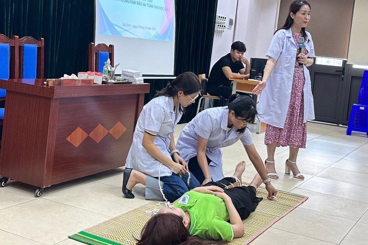 Bác sĩ hướng dẫn kỹ thuật nẹp cố định xương tay, chân