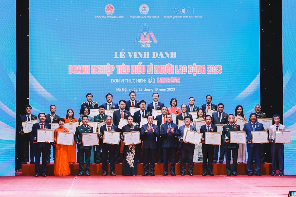 Trao bằng khen cho các doanh nghiệp được tôn vinh