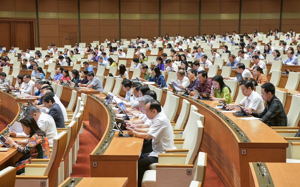 Các đại biểu Quốc hội thảo luận tại hội trường về dự án Luật Nhà ở sửa đổi chiều 26/10