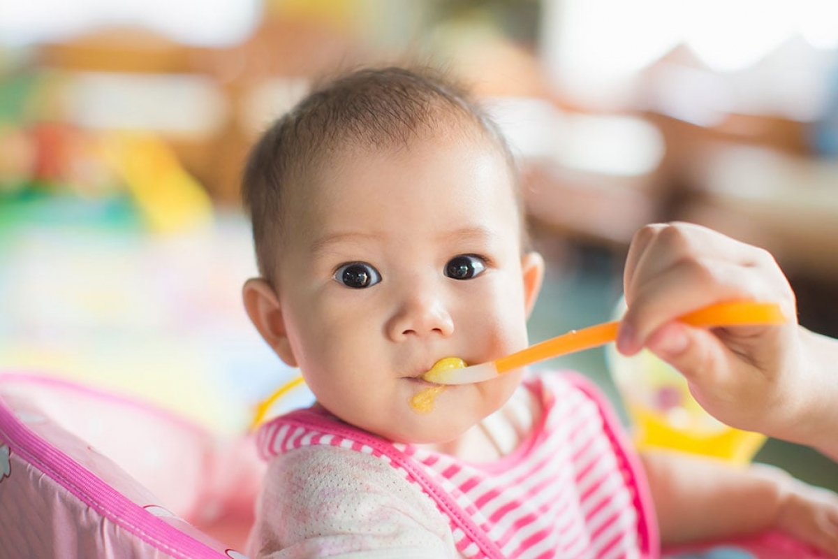 Tùy theo điều kiện, hoàn cảnh của mỗi trẻ, cha mẹ có thể điều chỉnh độ tuổi ăn dặm, song cũng nên ở giai đoạn gần hoặc sau 6 tháng vài ngày tuổi