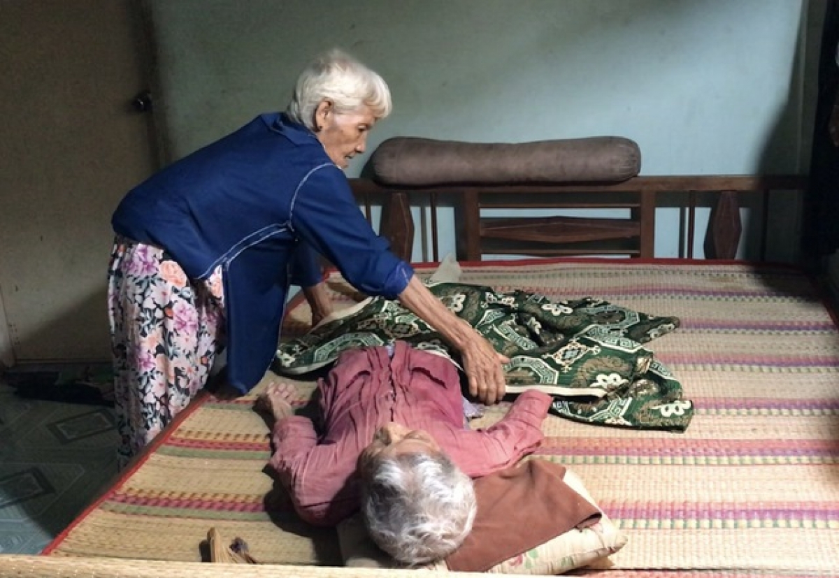 Bà Hai lo cho mẹ ngủ rồi tranh thủ đi hái rau, bắt ốc