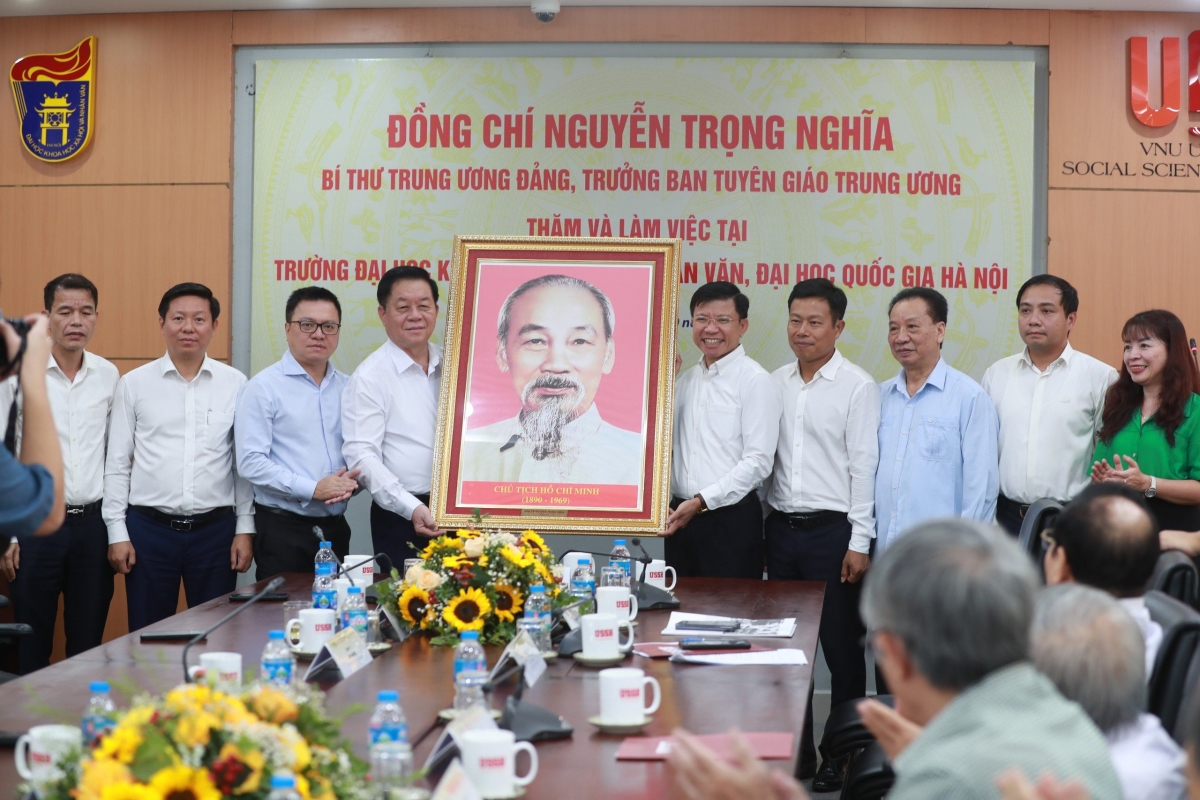 Ban giám hiệu Trường Đại học KHXH&NV (ĐHQGHN) tặng quà lưu niệm cho Đoàn công tác Ban Tuyên giáo TW