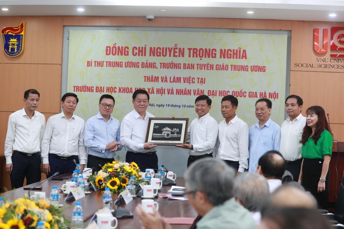 Trưởng ban Tuyên giáo TW Nguyễn Trọng Nghĩa tặng quà lưu niệm cho Lãnh đạo trường Đại học KHXH&NV (ĐHQG Hà Nội)
