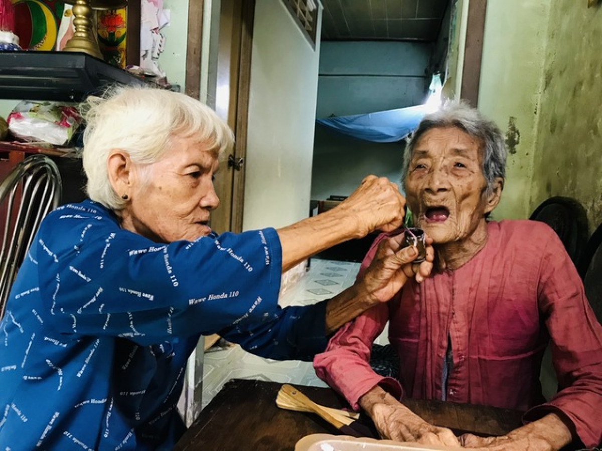 Bà Hai giúp mẹ ngoáy trầu