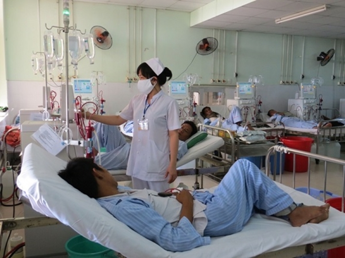 Khi có tấm thẻ BHYT, người bệnh không những được hưởng nhiều dịch vụ khám chữa bệnh mà còn được chăm sóc tốt (Ảnh KT)