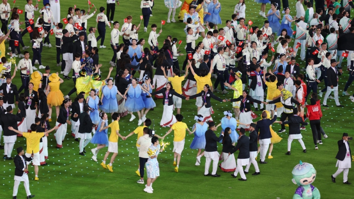 Lễ bế mạc Asiad 19 tạo nên bầu không khí sôi động với sự gắn kết giữa các tình nguyện viên, vận động viên không phân biệt quốc gia, khoảng cách