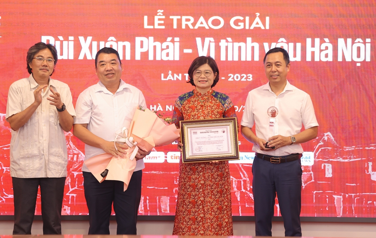 Ban tổ chức trao giải Ý tưởng - Vì tình yêu Hà Nội cho tác giả đạt giải.