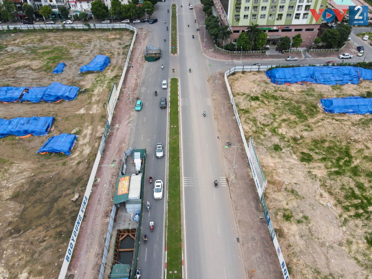 Phố Vũ Trọng Khánh thuộc phường Mộ Lao (quận Hà Đông, Hà Nội) có chiều dài 1.210m, rộng 36m với một đầu cắt phố Tố Hữu (quận Nam Từ Liêm), đầu còn lại cắt đường Trần Phú (quận Hà Đông) nhưng có đến 9 lô cốt to nhỏ án ngữ.