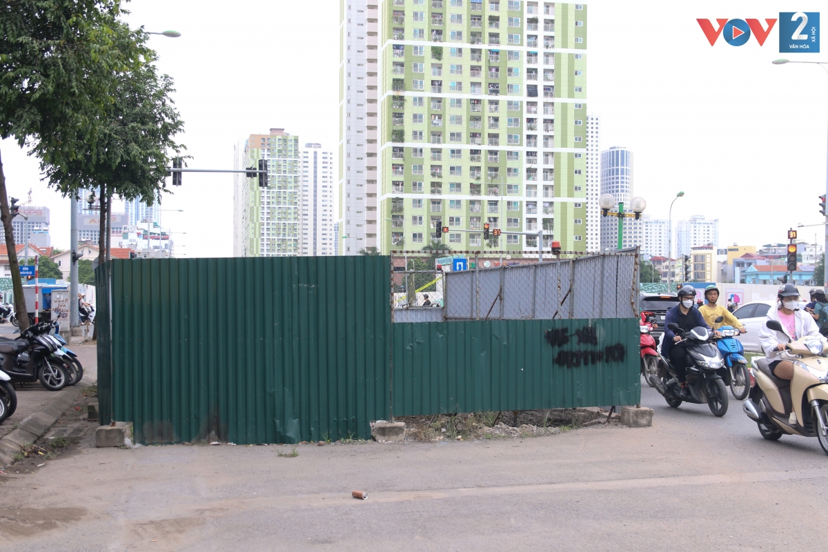 Trước đó, Sở Giao thông Vận tải Hà Nội đã đồng ý thu hồi giấy phép thi công công trình dự án Hệ thống xử lý nước thải Yên Xá trên đường Vũ Trọng Khánh, đồng thời yêu cầu chủ đầu tư, nhà thầu thi công tháo dỡ, thu hẹp rào chắn, mở rộng mặt đường cho các phương tiện lưu thông.