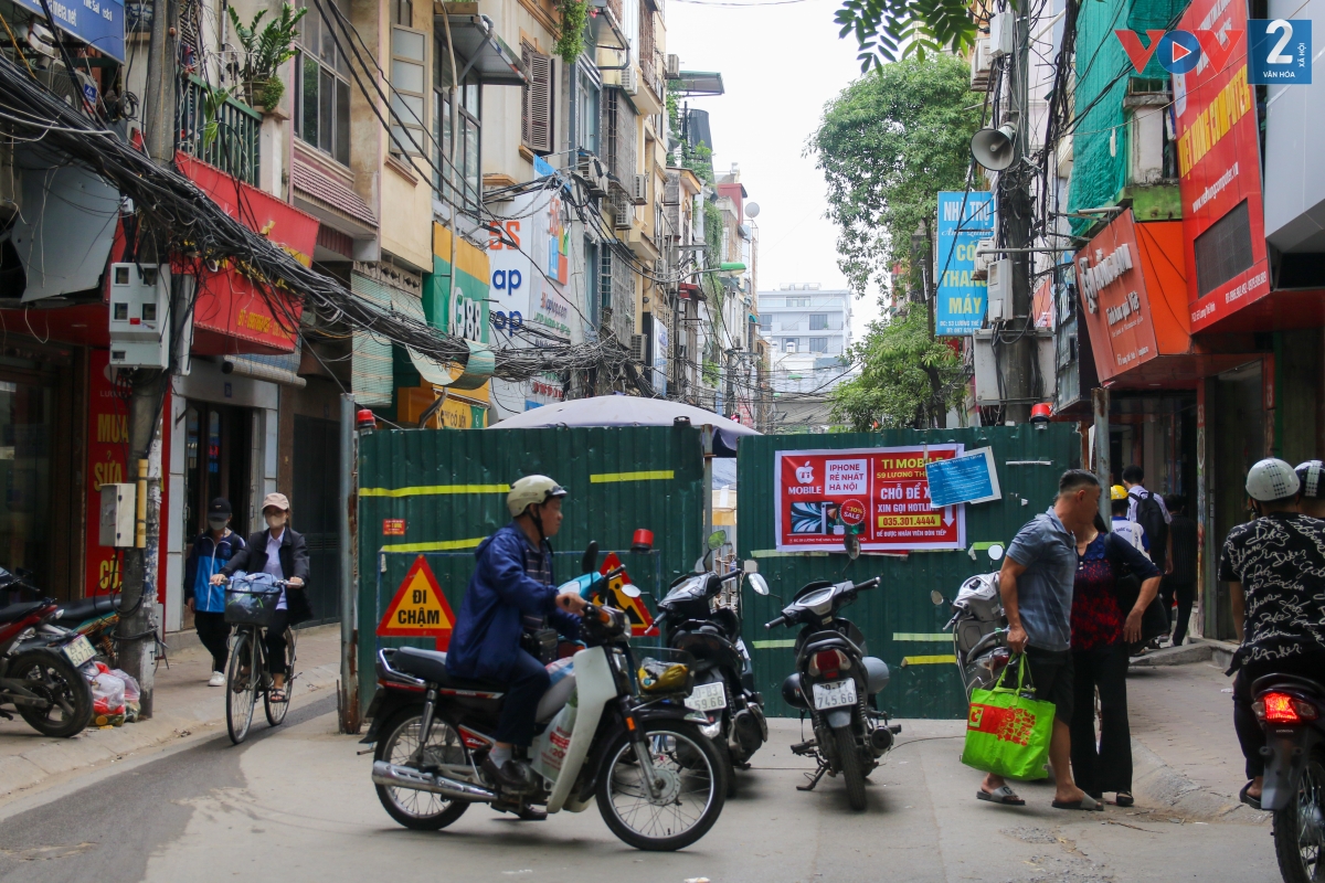Đã hơn một năm nay, lô cốt án ngữ dọc theo tuyến đường Lương Thế Vinh (quận Thanh Xuân, Hà Nội) vẫn chưa được dỡ bỏ. Điều đáng nói, công trình này chỉ dài khoảng vài chục mét nhưng chiếm hơn 3/4 mặt đường Lương Thế Vinh.
