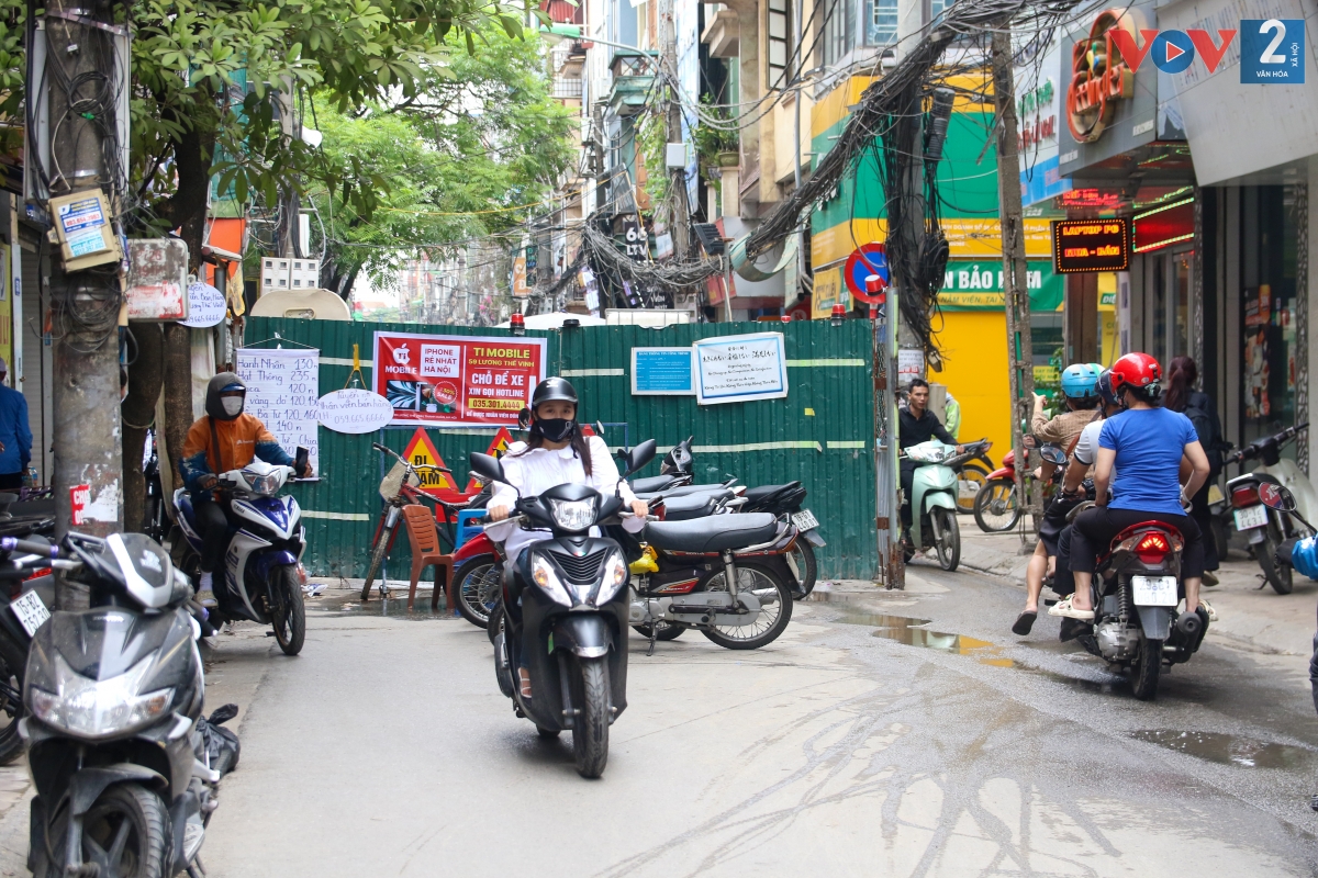 "Lô cốt" quây bằng tôn thuộc hạng mục của Dự án Hệ thống xử lý nước thải Yên Xá (Hà Nội). Trước đó, lô cốt tôn này đã được bên đơn vị thi công dỡ bỏ. Tuy nhiên thời gian gần đây, tình trạng này lại tái diễn và chiếm không gian lòng đường nhiều hơn trước.