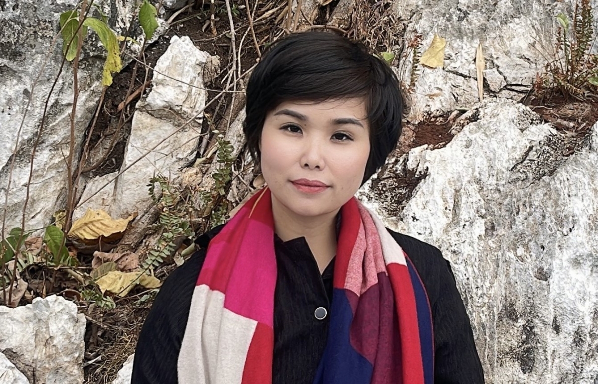 Chị Nguyễn Thị Lừng tham gia công tác tuyên truyền về BHYT tại phường Yên Nghĩa, quận Hà Đông, Hà Nội