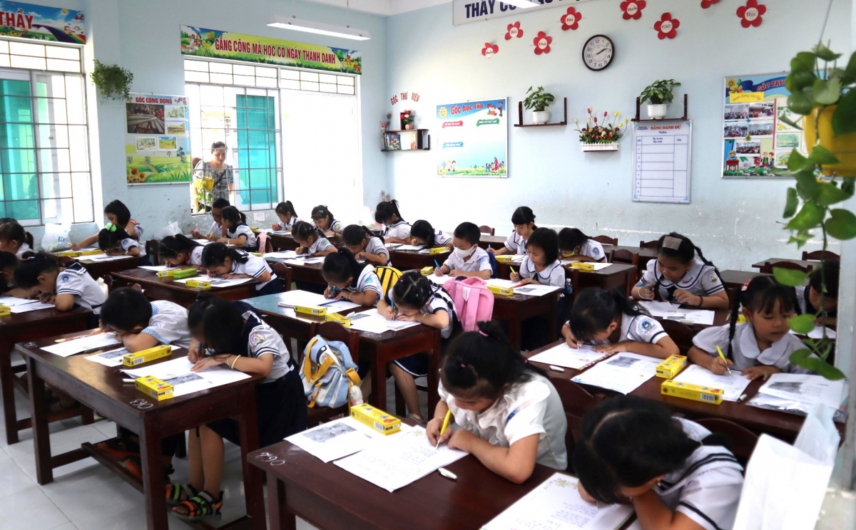 Học sinh tham gia Ngày hội “Chữ đẹp tuổi thơ”