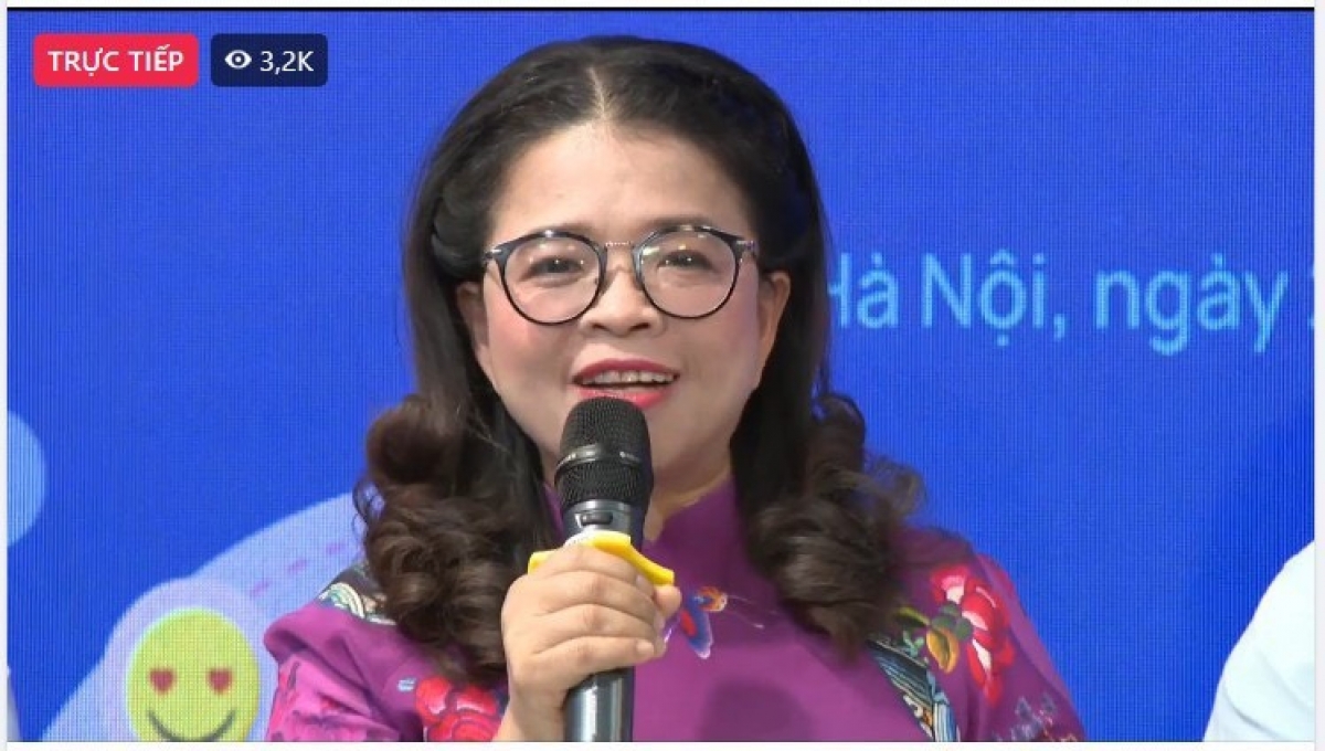 Nhà giáo Phạm Thị Hương Giang, hiệu trưởng trường THCS Nguyễn Trãi (Ba Đình) chia sẻ kinh nghiệm tại buổi tọa đàm