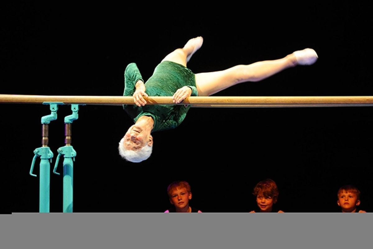 Điều gì giúp cụ bà Quaas có thể thực hiện những động tác khó như thế này?