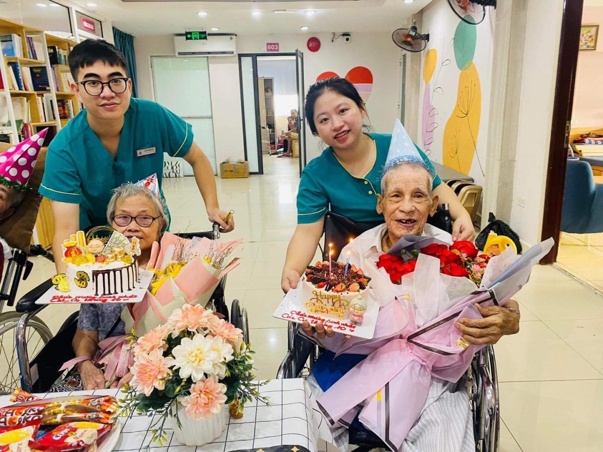 Vừa chăm sóc bữa ăn, giấc ngủ cho người già, các điều dưỡng viên còn quan tâm đến sinh hoạt văn hóa, tinh thần tạo không khí vui vẻ cho các cụ ở trung tâm ( Ảnh do Trung tâm Diên Hồng cung cấp)