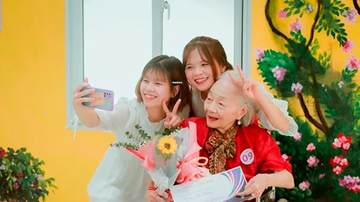Kim Uyên và cụ bà trong trung tâm dưỡng lão Diên Hồng ( Ảnh: Trung tâm dưỡng lão Diên Hồng)